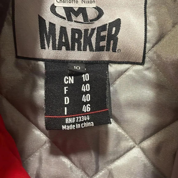 Marker woman’s red ski jacket. The zipper doesn’t work but the snap buttons work - Picture 4 of 12